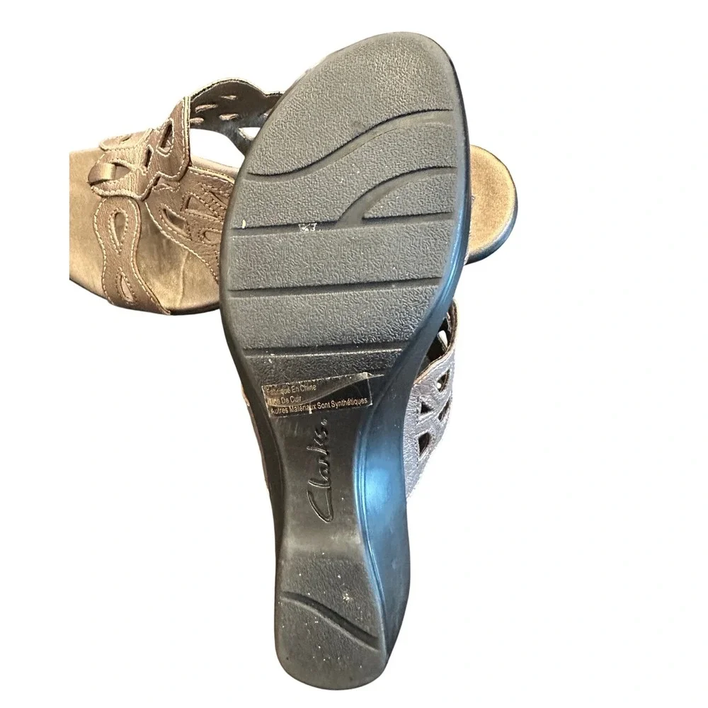 Clarks Bendables Womens 8M Metallic Pewter Leather Laser Cut Wedge Sandals 37065